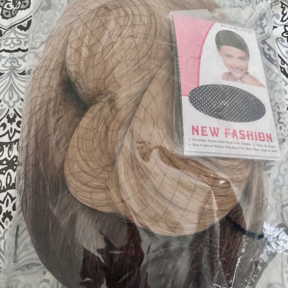 22” Blonde  Rooted Wig - Wave Synthetic Hair with Rose Net - Picture 3 of 3